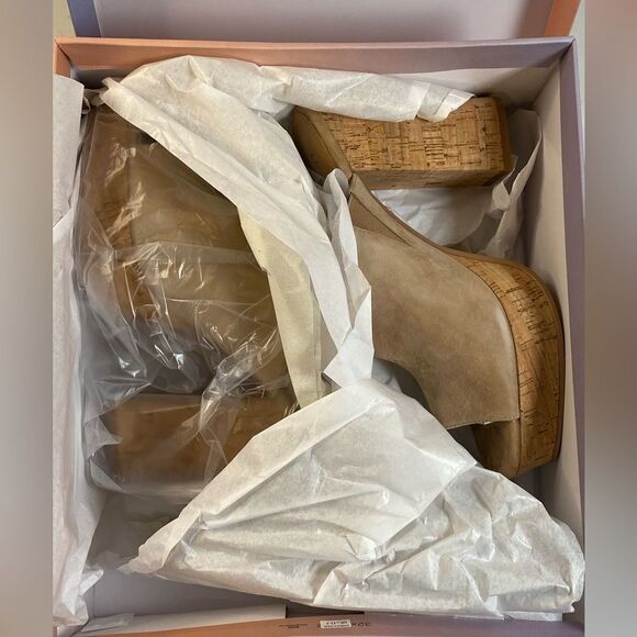 NIB Lisa Vicky Women's Joy V Camel Tan Kid Suede Mule Sandal Heel - Size 8 - Picture 3 of 10